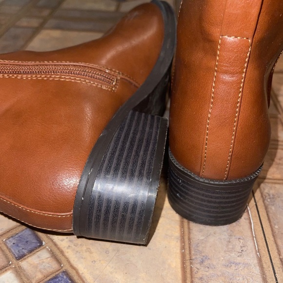 Chelsea boots with side zipper - Picture 7 of 16
